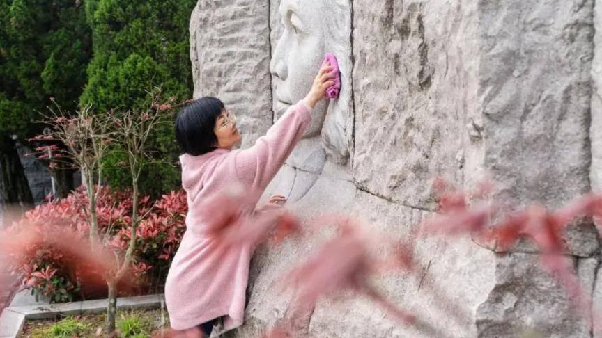 电视剧这段戏破防了！朱枫塞给儿子银元：等12次月圆就回家，再没兑现
 
《沉默的