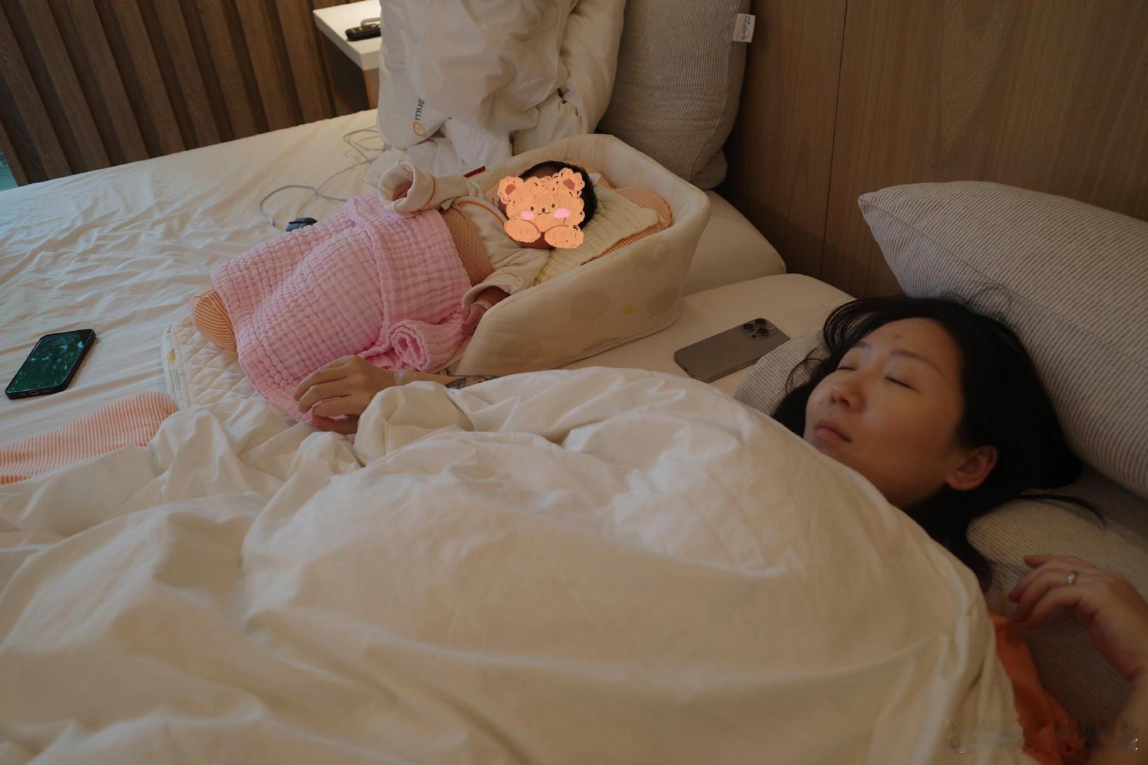 郝劭文给小女儿过双满月大葱、韭菜、芹菜摆上桌，双满月的仪式藏着父母的爱意！而镜头