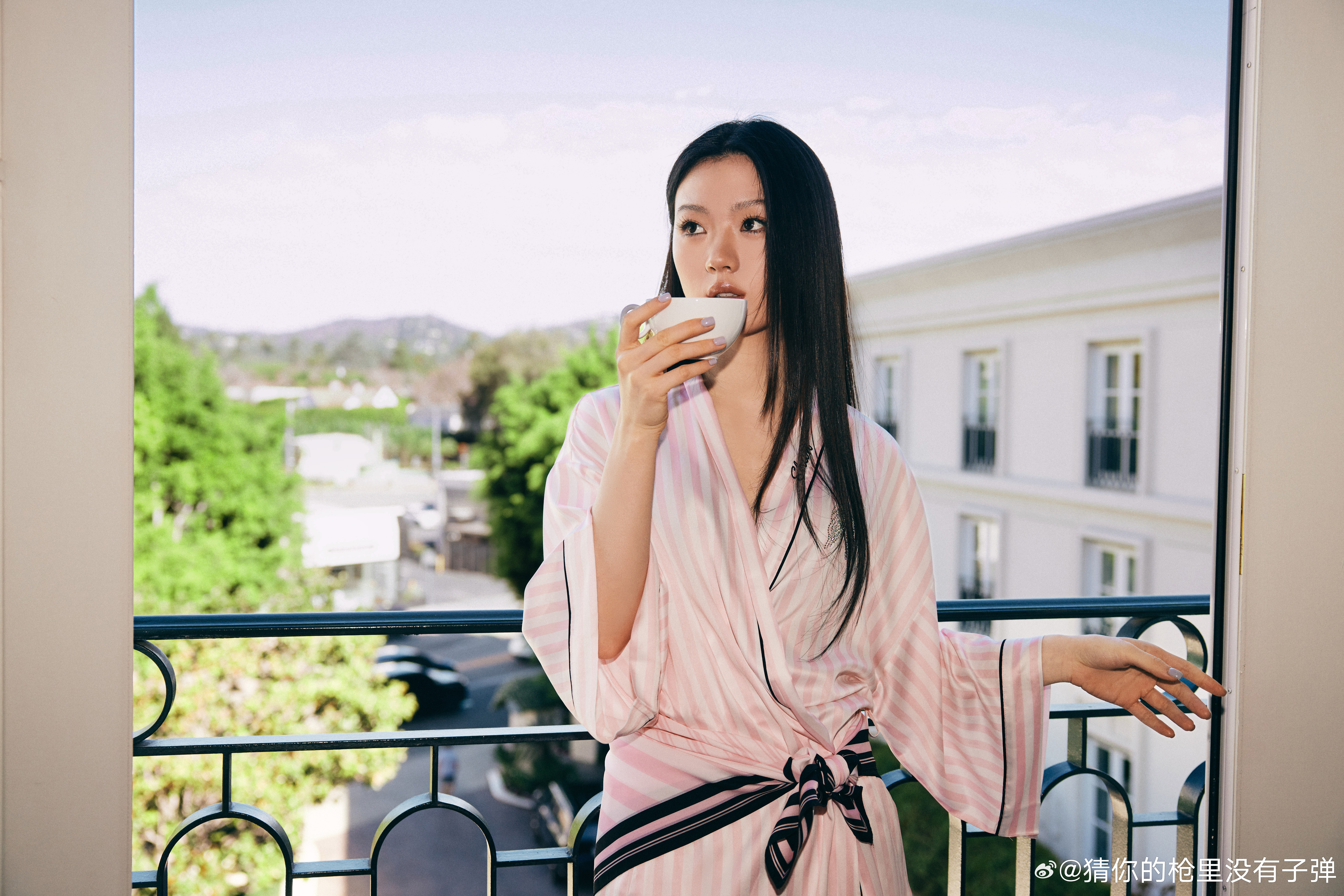 单依纯姐一天妹一天单依纯黑长直美出新高度单依纯秀前物料氛围感封神，黑长直搭配睡袍
