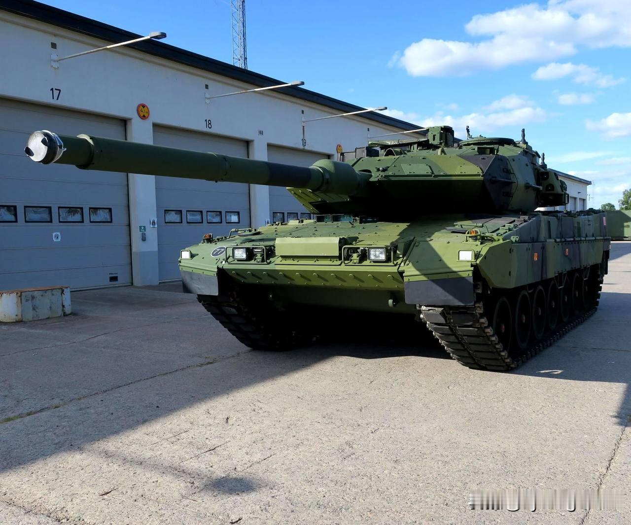🚛🇸🇪 首辆升级版Stridsvagn 123A坦克已抵达瑞典。

首辆升