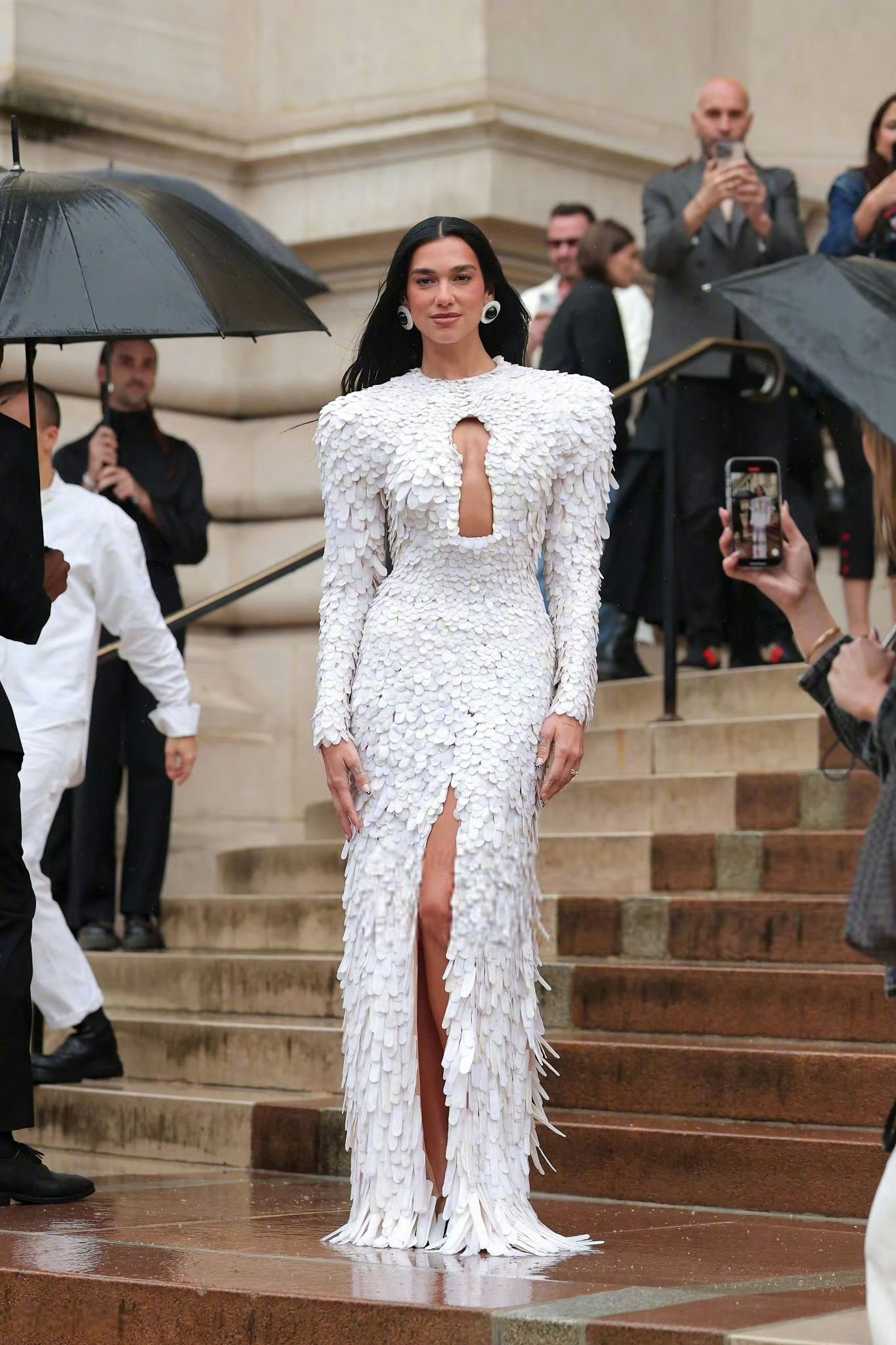 巴黎高定时装周 ，啪姐Dua Lipa出席schiaparelli 2025 秋