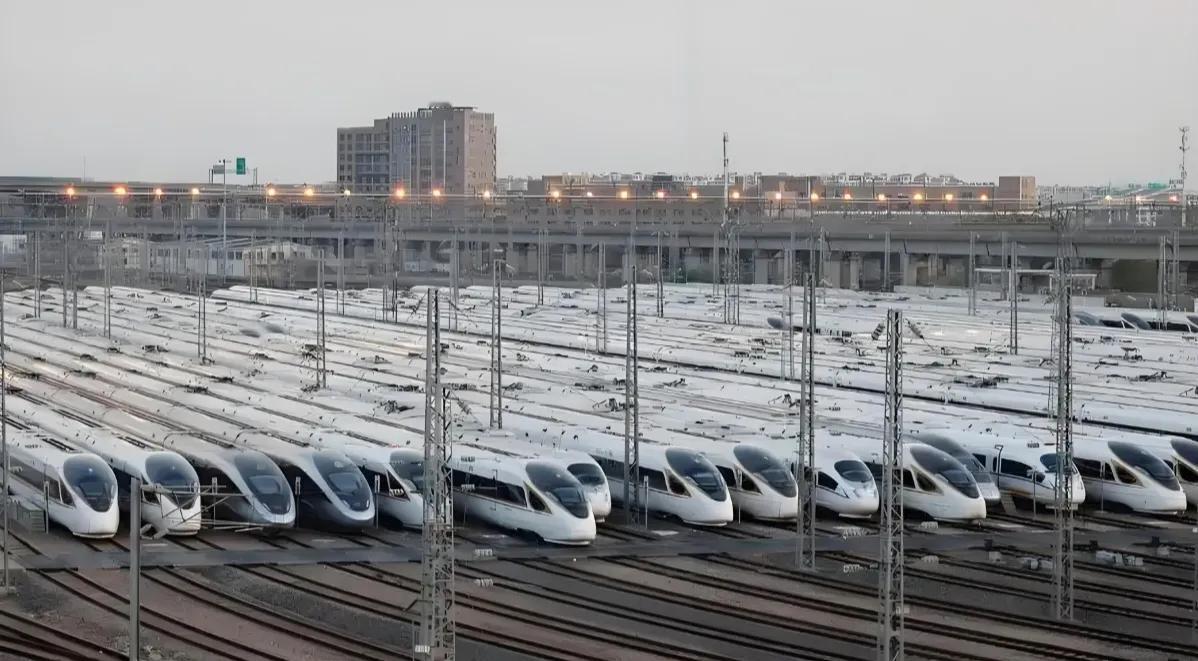 上海铁路局为何偏爱长客、唐车生产的动车组。
目前上海铁路局动车组配属数量已达69
