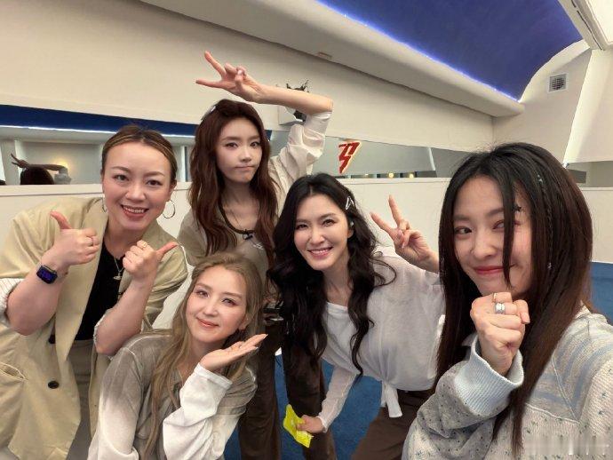 浪姐女性艺人的另一个天堂乘风2026 马吟吟到浪姐帮唱，快乐指数直线上升！没有内