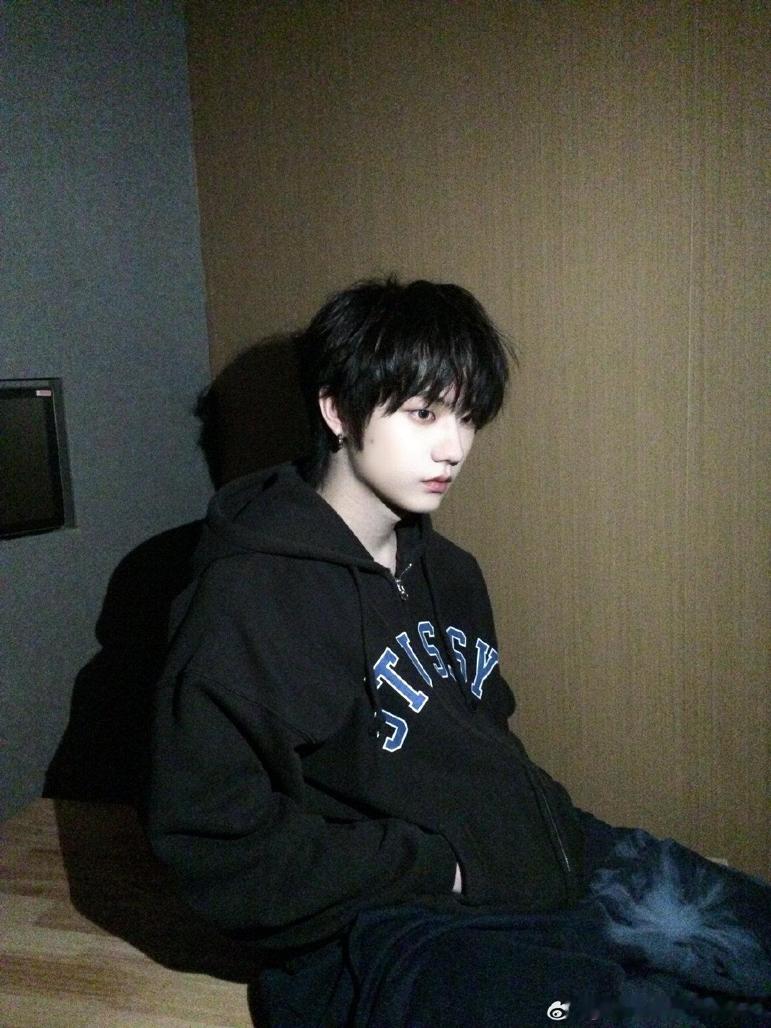 张子墨 𝒴ℴ𝓊 𝒶𝓇ℯ 𝒷𝒶𝒸𝓀𝓁𝒾𝓉 𝓌𝒾𝓉𝒽 