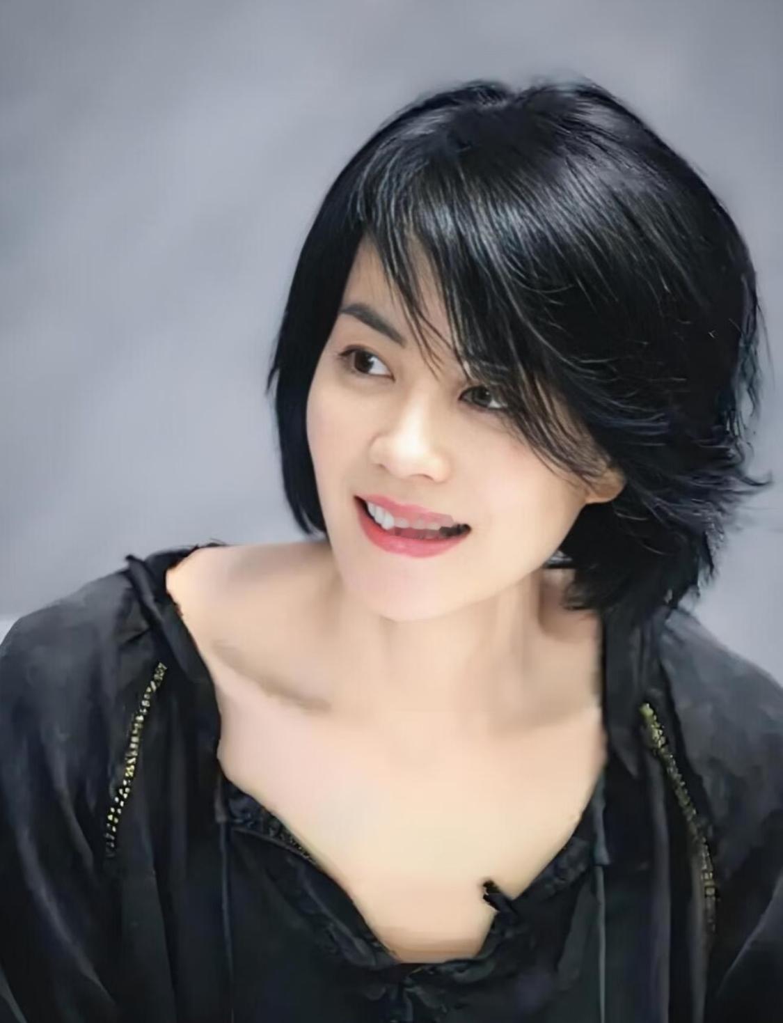 看到李亚鹏又离婚了，
终于搞清楚了，
为什么王菲在接受采访时要翻白眼！

之前他