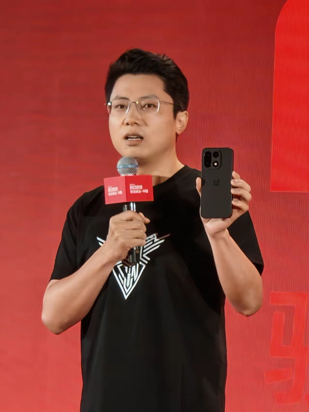 一加李杰高通峰会展示了一加5真机，经典的黑色，背面不沾指纹 ​​​