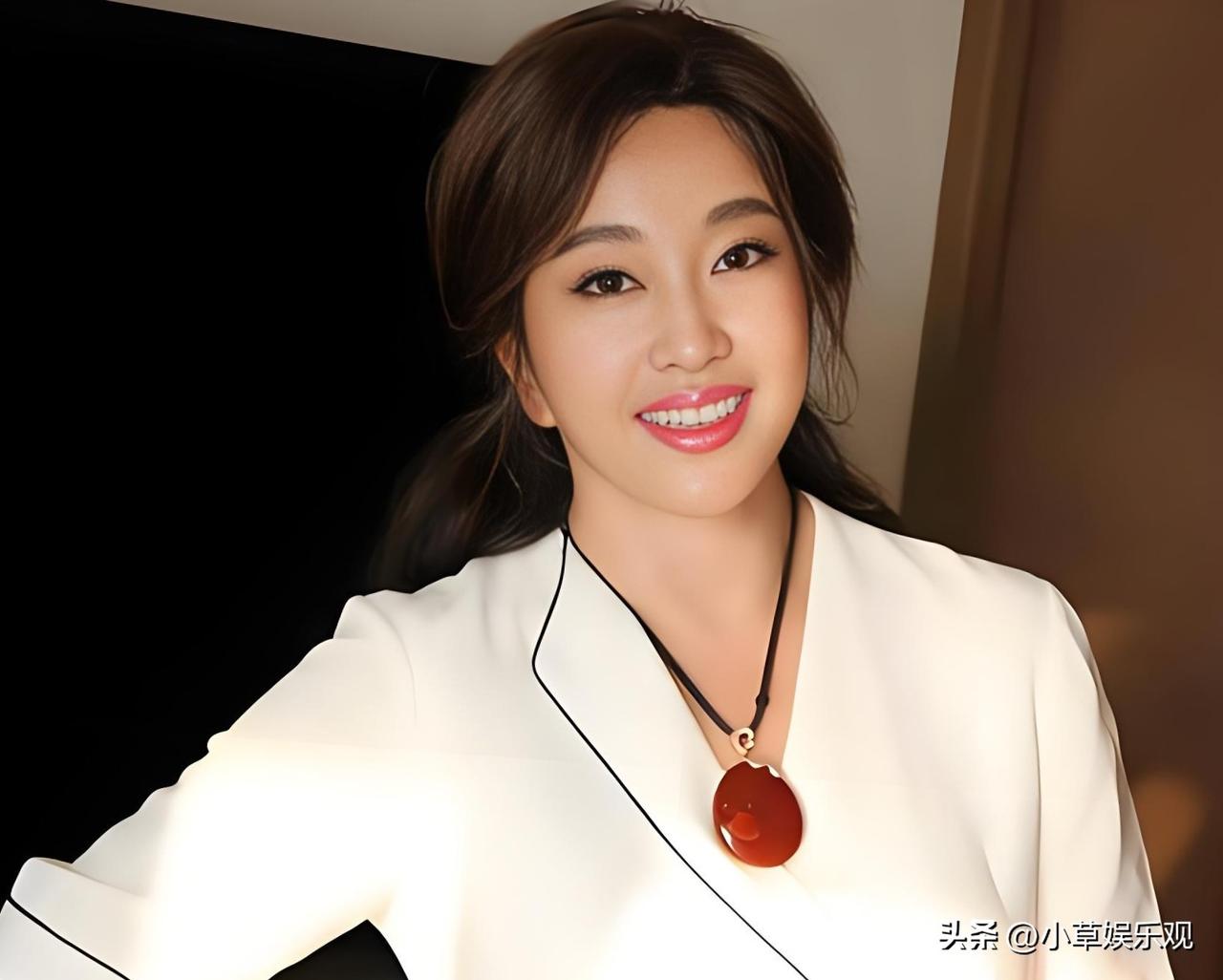 活着比啥都强，这话放刘晓庆身上再合适不过。被传去世、又辟谣，她这一生大风大浪见多