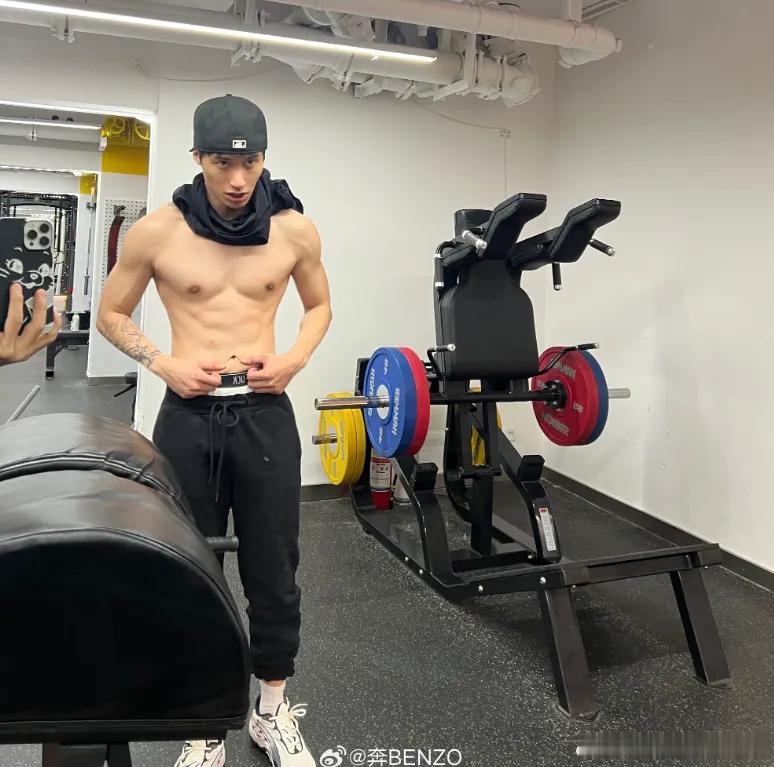 最近很多rapper都晒出了自己的健身成果，李大奔、盛宇、杨和苏、PSY.P，看