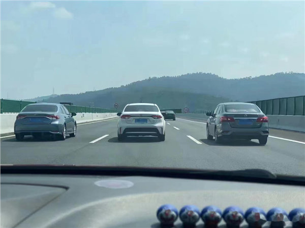 【合肥出手整治高速低速占道】合肥低速占道先提醒后处罚8月6日消息，“移动路障”终