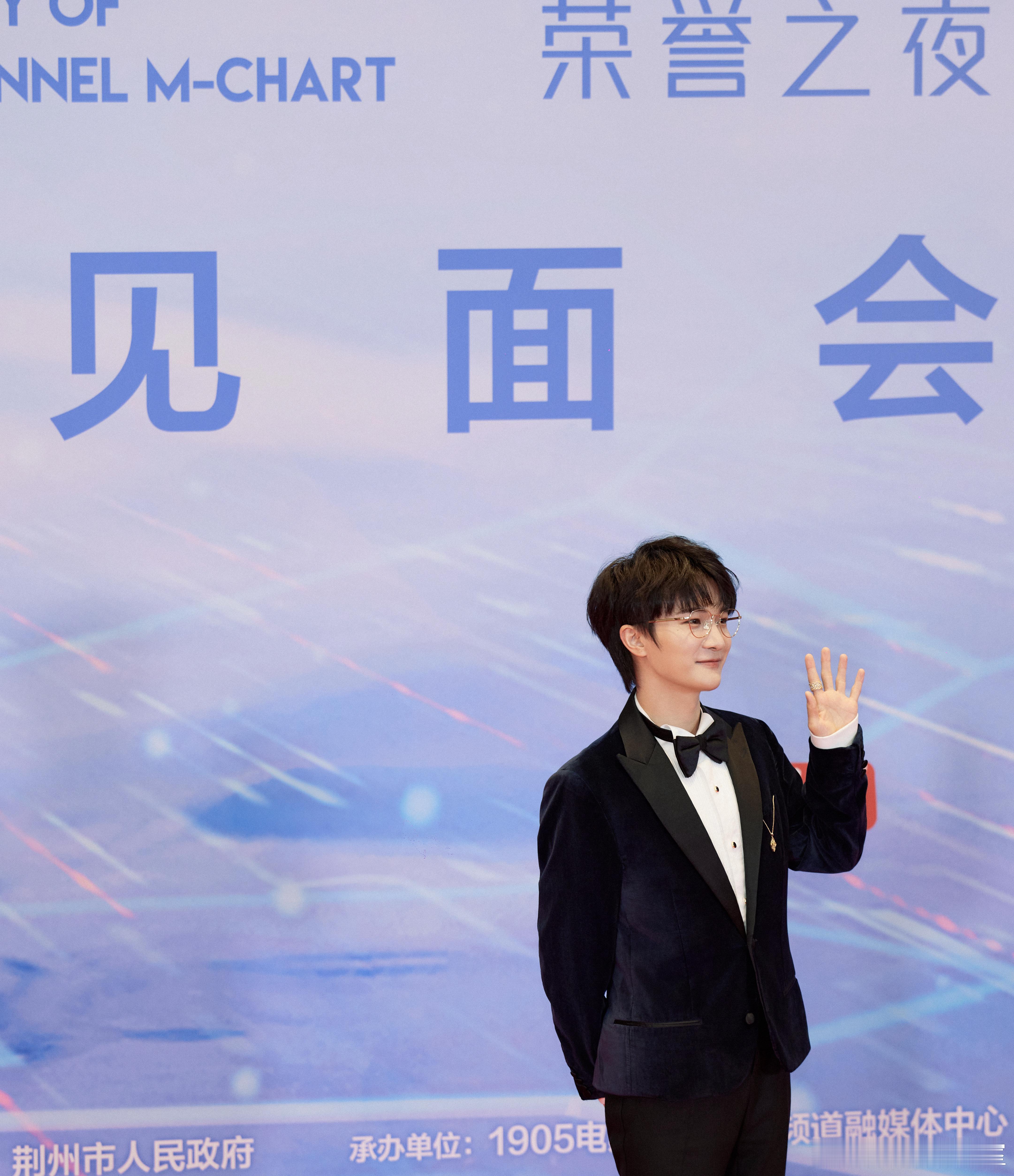 #周深媒体生图#周深亮相荣誉之夜见面会，他的出现就像一道光，现场生图展现出他超好