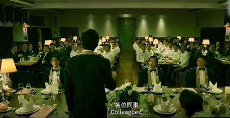 《寒战1994》去年发过一个贴片预告，里面有这样一幕正片里没有，是《寒战1995