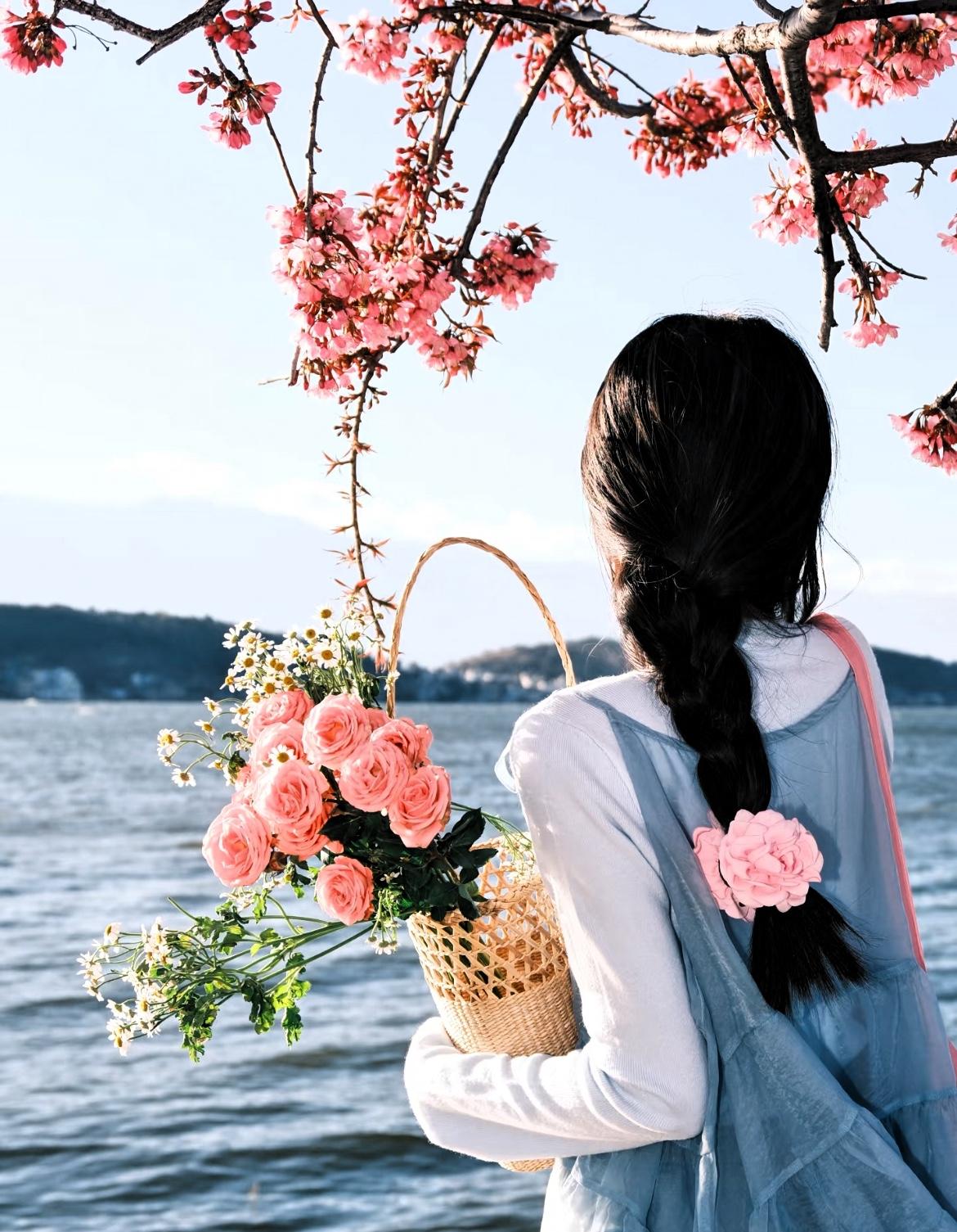 人到中年才明白。
一个女人，
生活的太闲了，也会感到不快乐。

人到中年才彻底悟