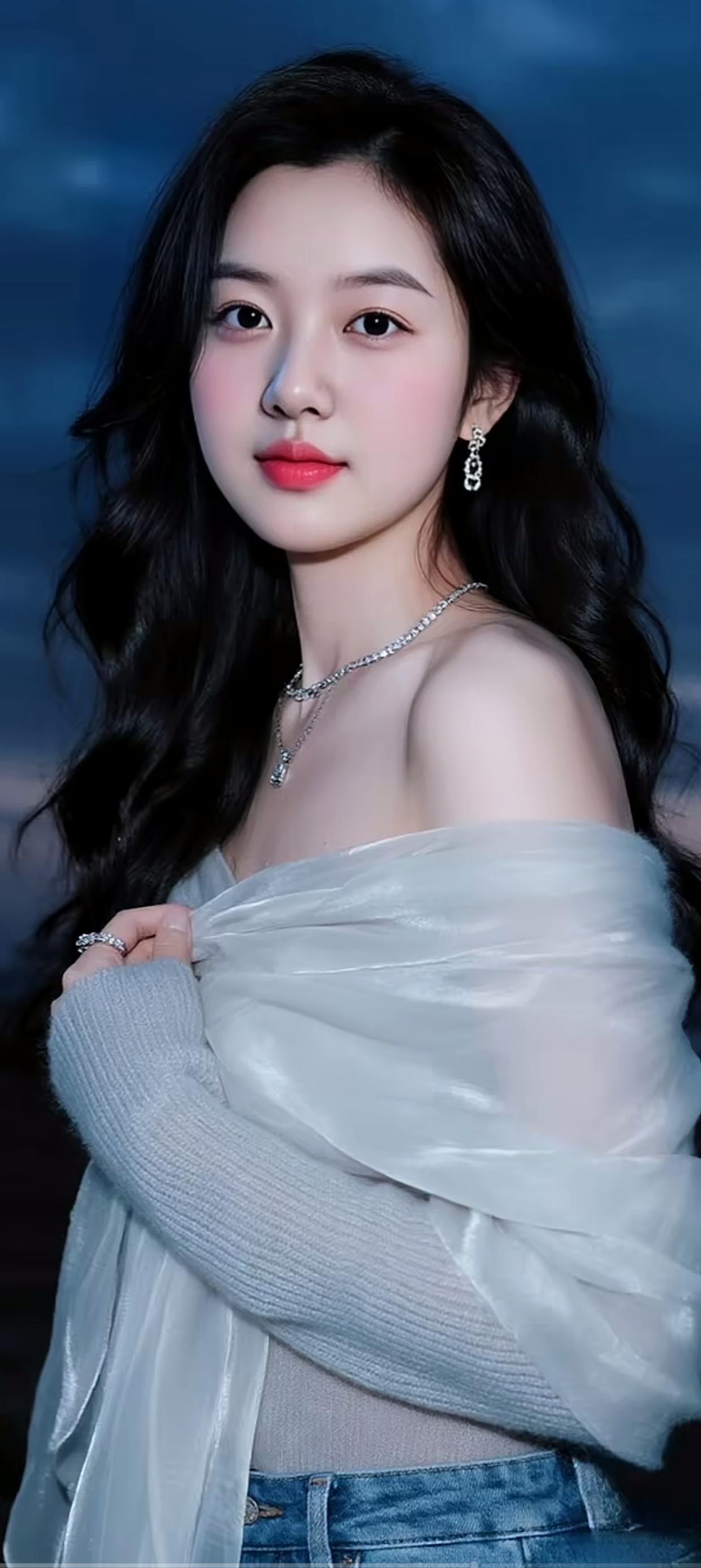 红妆美人倚，碧空似海深。