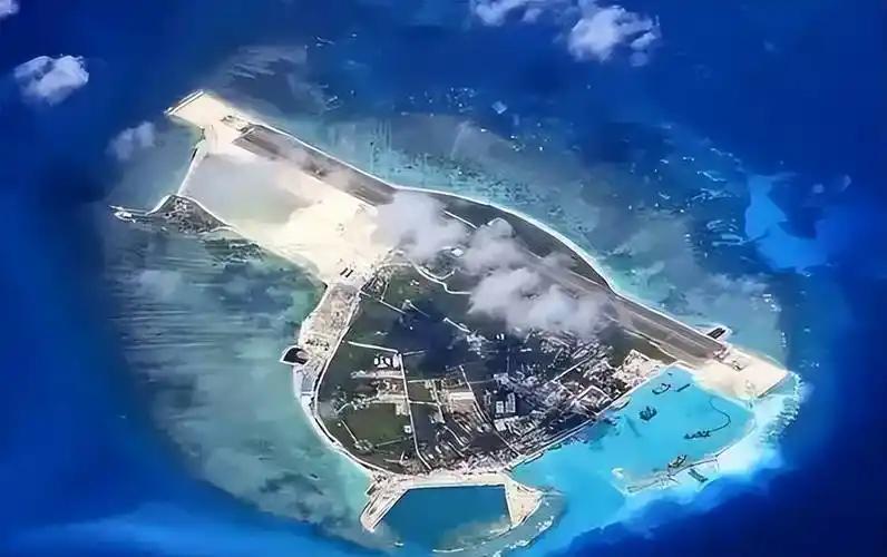同一天里两条官方通报接连落地，中国海警宣布在黄岩岛海域开展常态化执法巡查，南部战