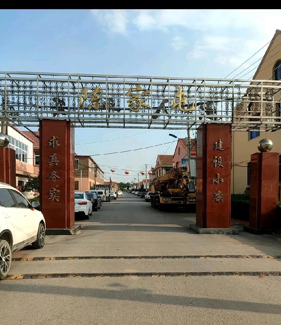 陈家屯村位于青岛胶州市胶西镇东部，距镇驻地约3公里，扬州西路南侧，村东有朱诸路和