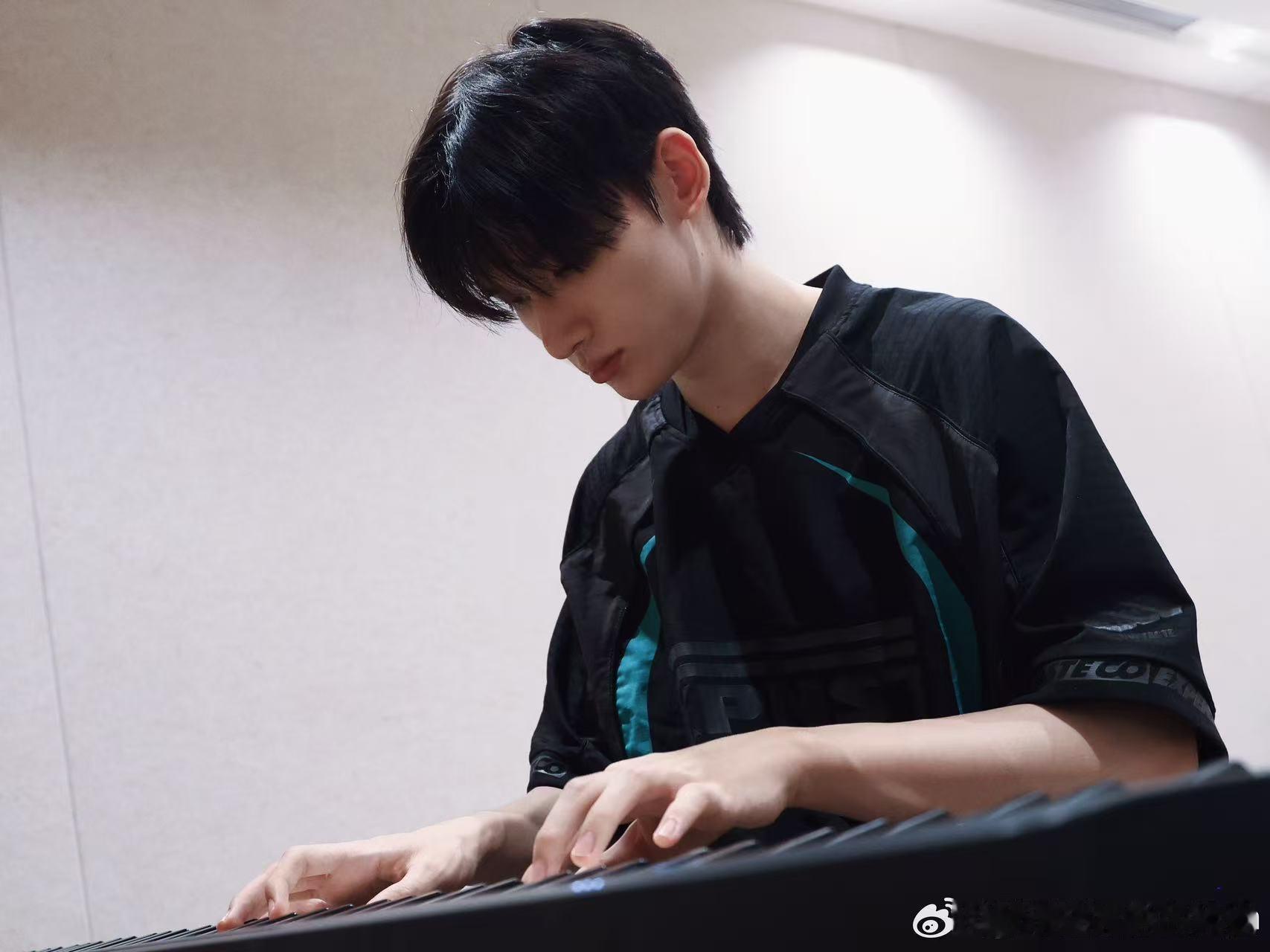 余宇涵晒首次个人演唱会准备图余宇涵首次个人演唱会倒计时  8月2日，绍兴的夜晚将