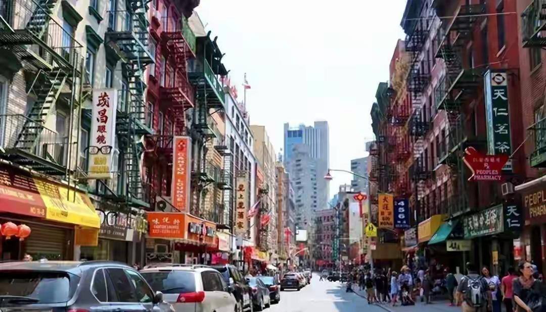 华人去美国工作生活，应该怎么定位自己？

有的人认为应该入乡随俗，用ABC装扮让