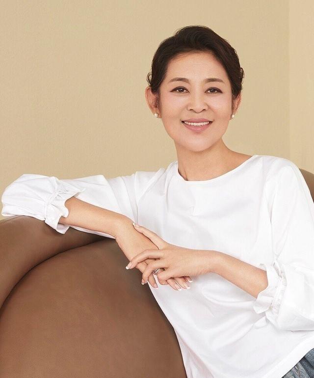 2008年，倪萍99岁的姥姥，躺进了医院抢救室，医生问倪萍：“要上呼吸机吗？”倪