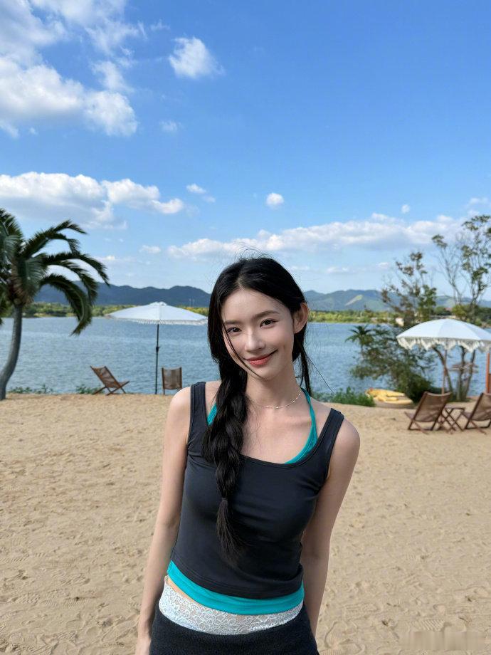 林允黑长直梦回美人鱼珊珊 看这张图一下子就想起电影里的画面，氛围感真的绝了 林允