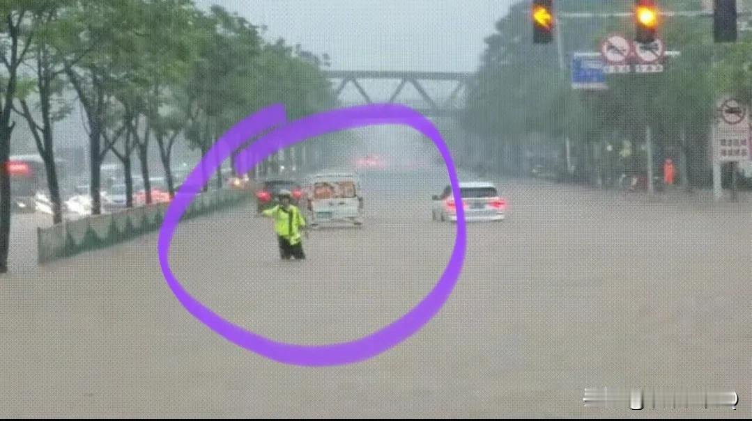 一位网友拍到的，长沙已经是水灾了，竟然有交警上街指挥交通，叫人不知道怎么评价好，