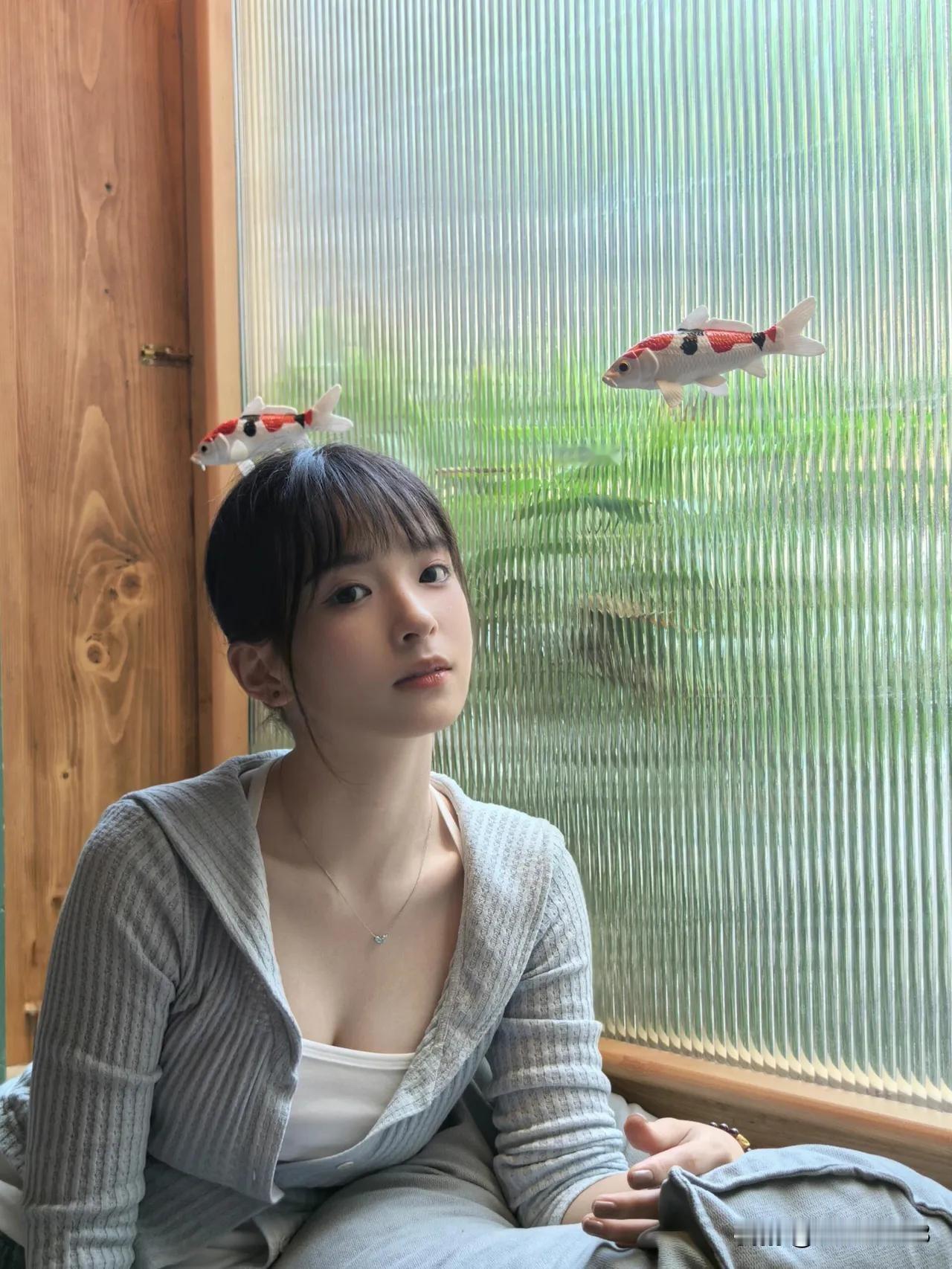 窗边少女与锦鲤的奇妙邂逅🌿🐟