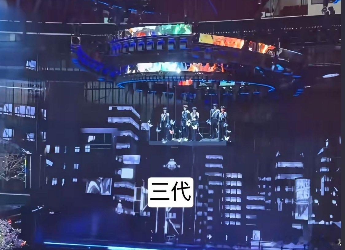 我说为什么二三四代开场都是从天上飞下来原来是老板叫李飞啊…我去，不早说