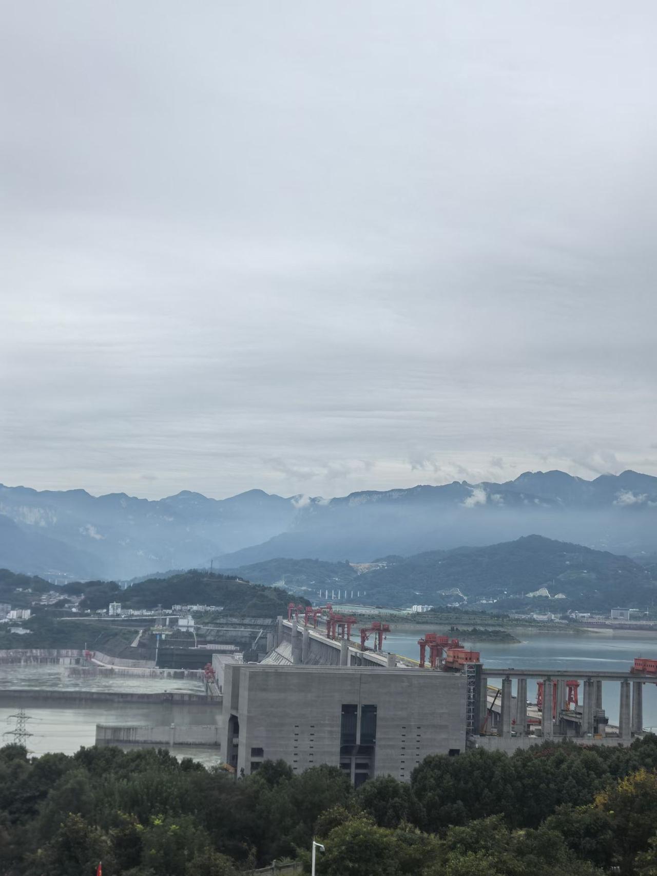 峡岸名城宜昌：水电之都，楚韵峡风。宜昌古称夷陵，地处长江中上游分界处，扼守三峡东