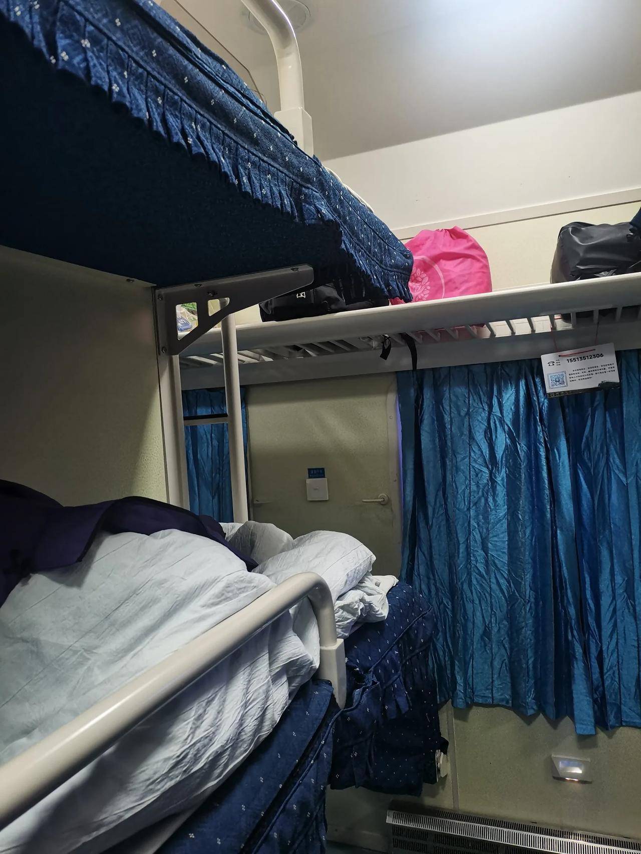 晃荡晃荡，
好多年没坐这种卧铺车了，
这个车噪音有点大，
铺位挨着厕所🚾，
冲