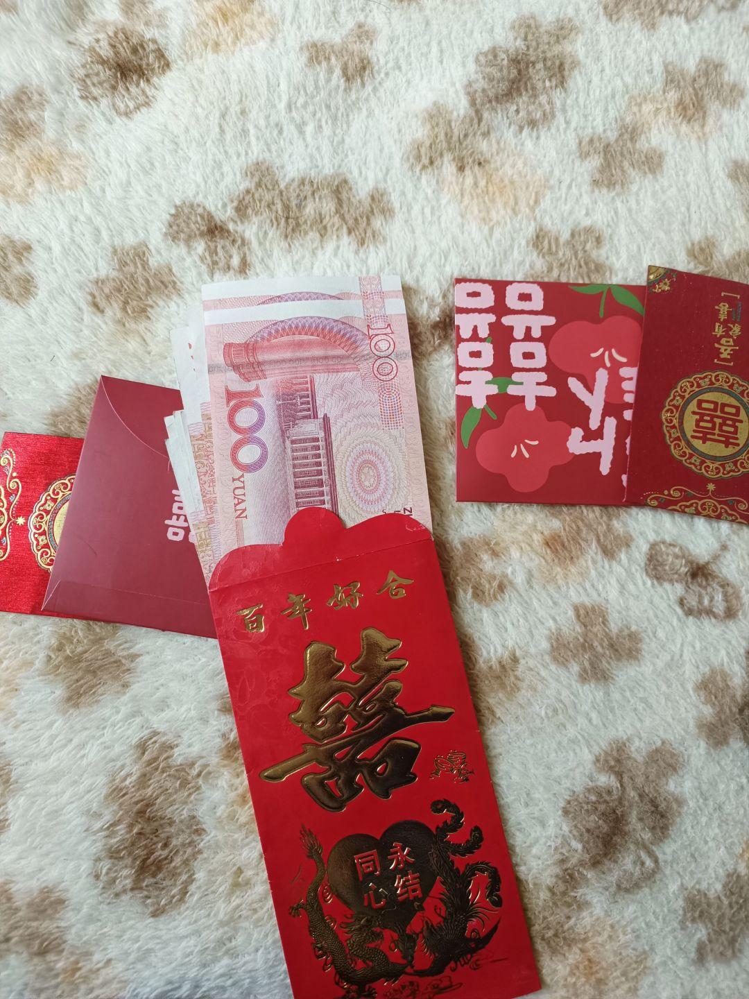 上个月我参加了哥们小刚的婚礼，随了个红包。按咱们这儿的行情，朋友结婚六百到八百是
