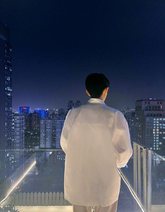 真正的自爱，是扛过事之后的笃定
 
人在变强的路上
才会真正爱上自己
 
这不是