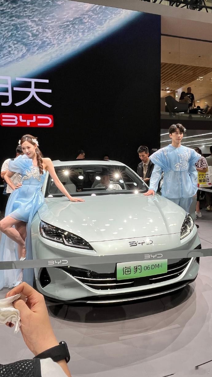 这届北京车展，如果只看车，其实已经不够了。我逛完E3馆一个很直观的感受是：比亚迪