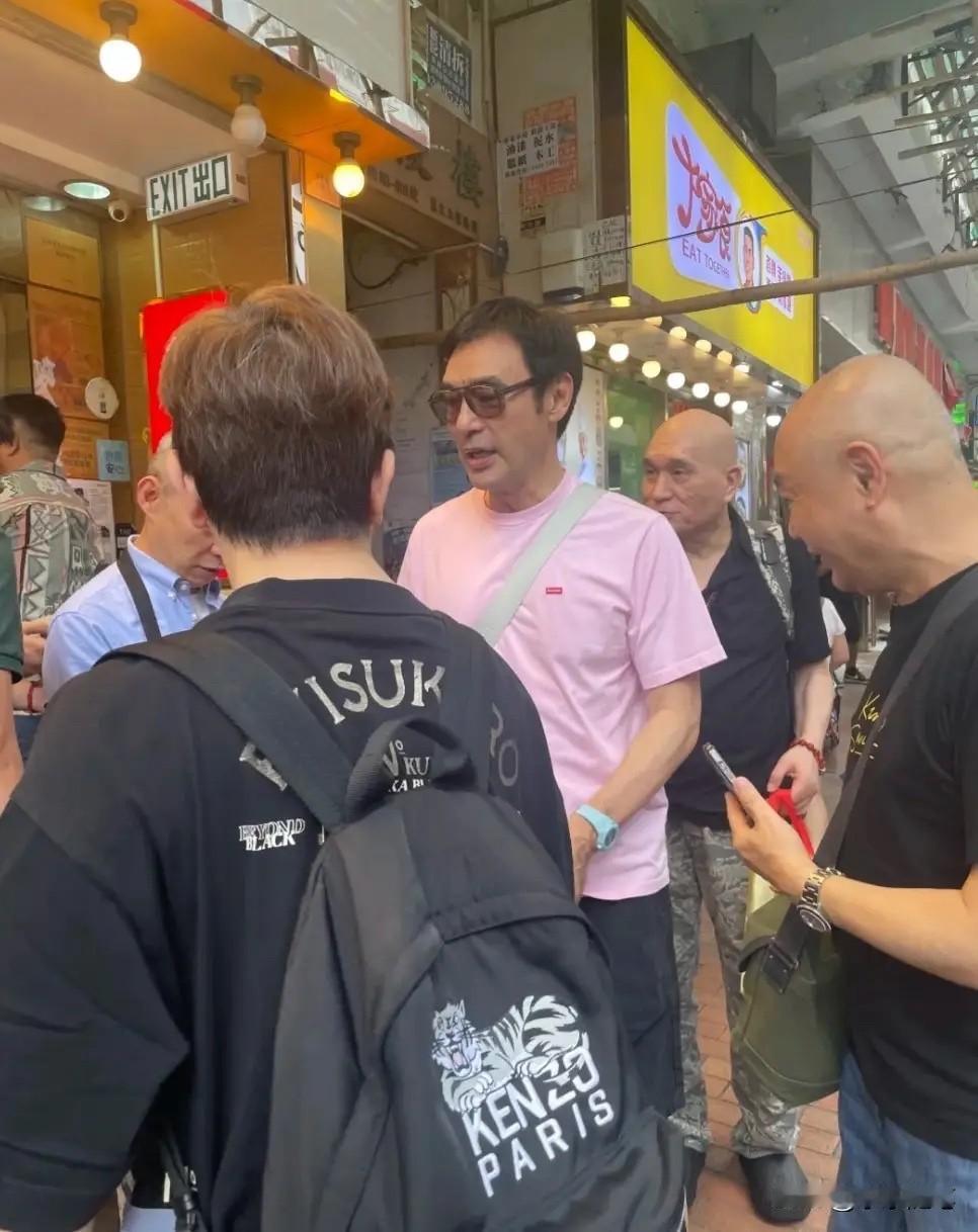 有网友在深水埗老字号面馆，偶遇73岁的香港资深影星。他身穿普通T恤，毫无架子，独