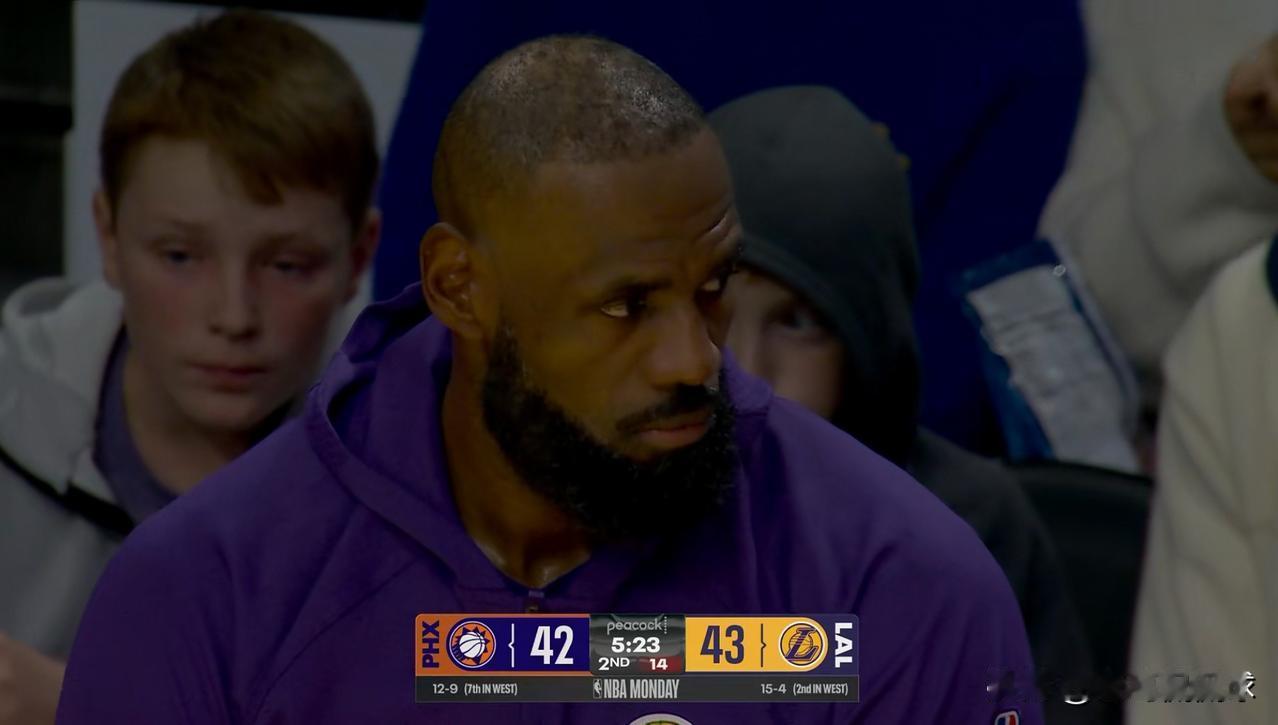 湖人老将詹姆斯真是忧心忡忡！在今天湖人主场迎战太阳的比赛中，当时双方的比赛进行到