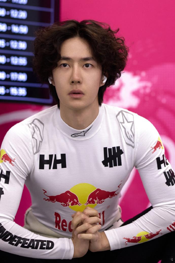 王一博万物渐静赛道滚烫王一博比赛日85号准备就绪  王一博比赛日85号准备就绪，