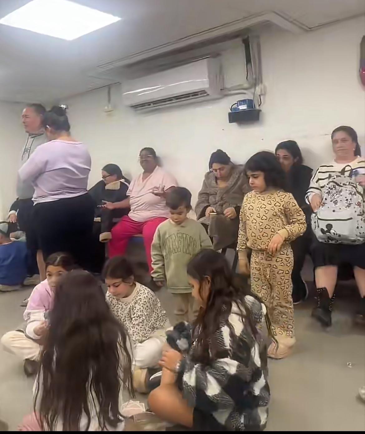 以色列人躲入防空洞内，基本都是以色列人，没看到亚洲面孔，在外的同胞们注意安全