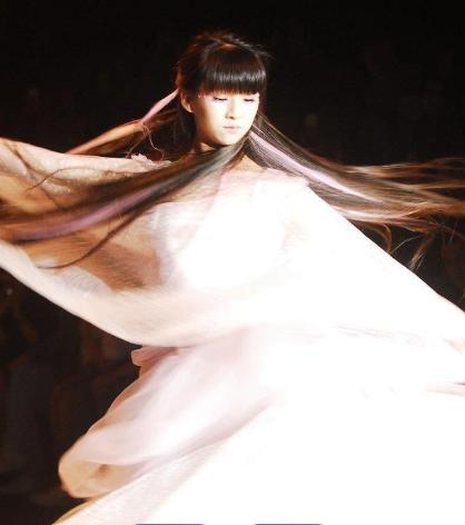 2014年春晚，冯小刚让小彩旗转了4小时，一共8000圈，期间不吃不喝、不上厕所