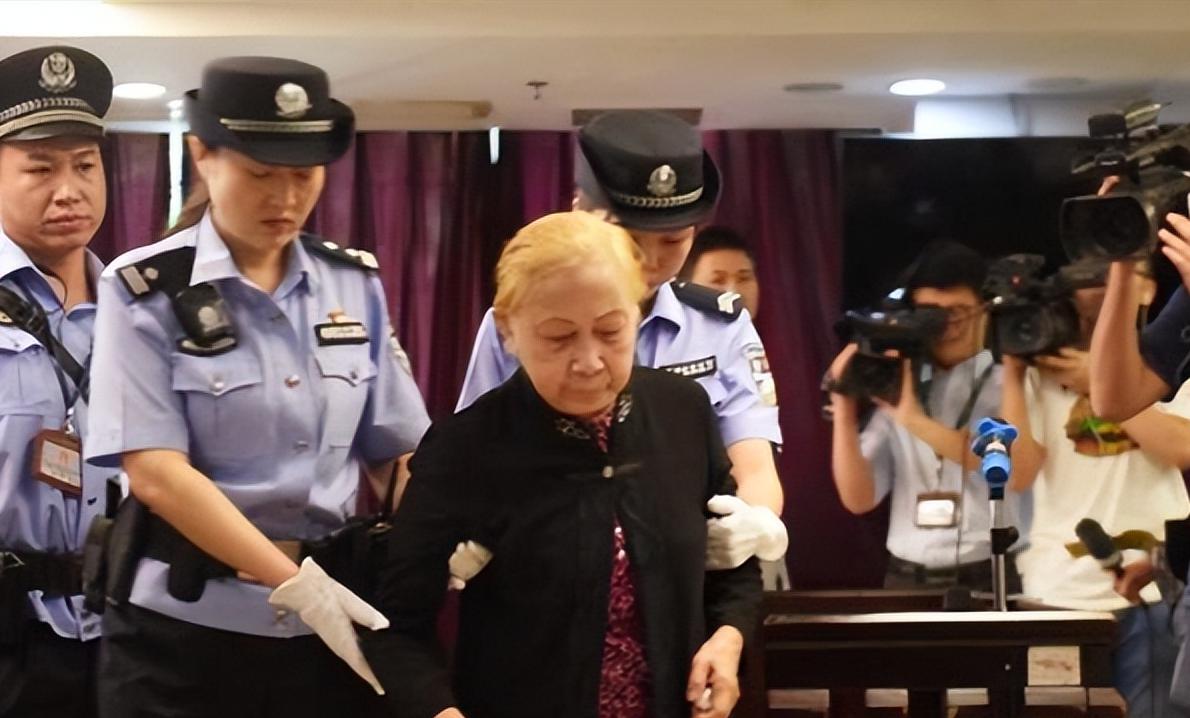 [中国赞]2017年，广东83岁老太太将60粒安眠药碾碎放入儿子的粥里，用勺子喂