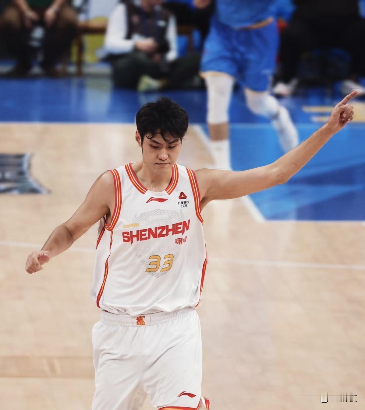 王浩然今晚对阵山西男篮的表现就是外援般的存在，不愧是入选过国家队的球员。
今晚深