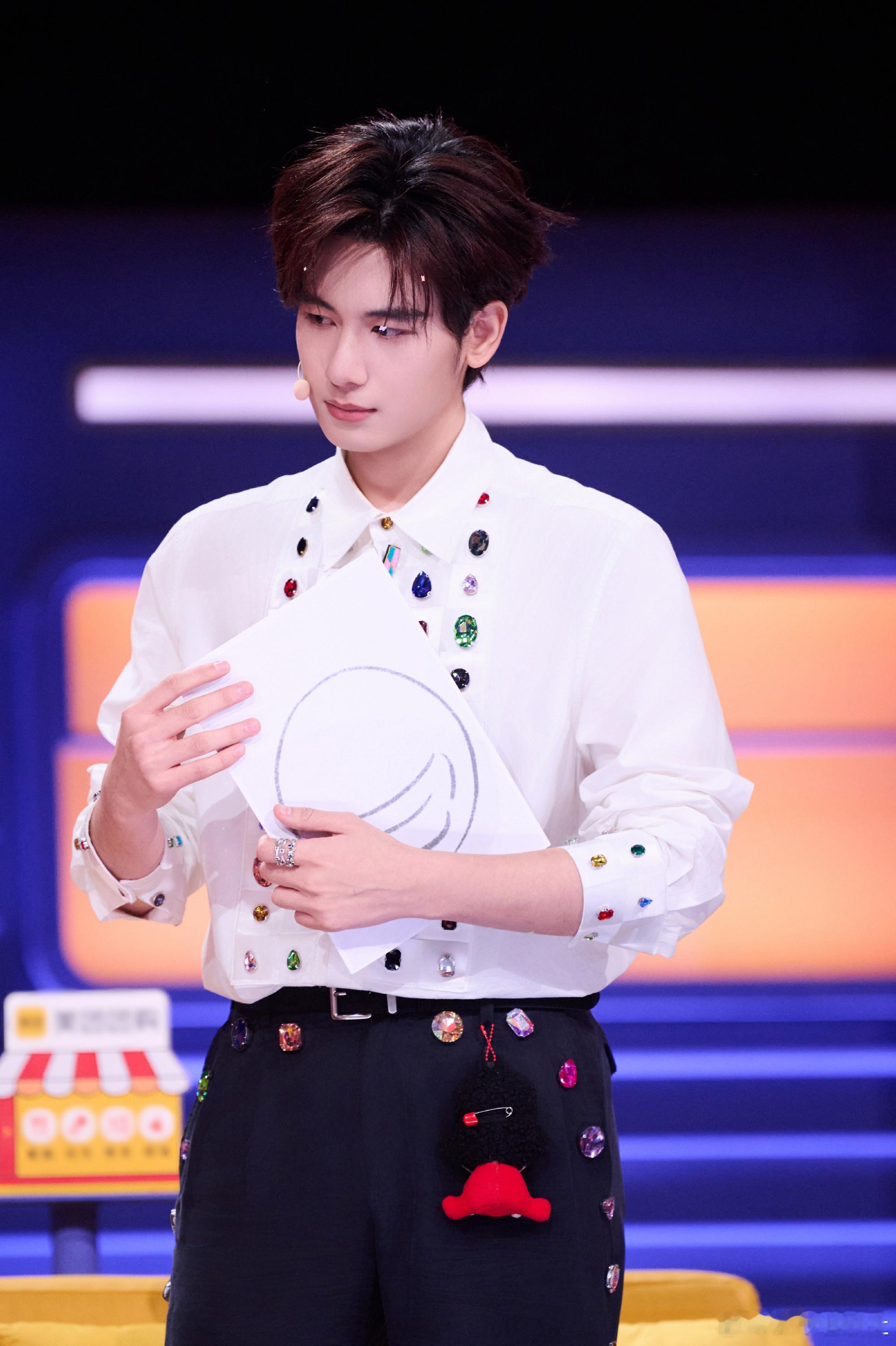 胡先煦这角色转换太惊艳了，胡先煦戏外baby戏里daddy，看他从容不迫地推了推