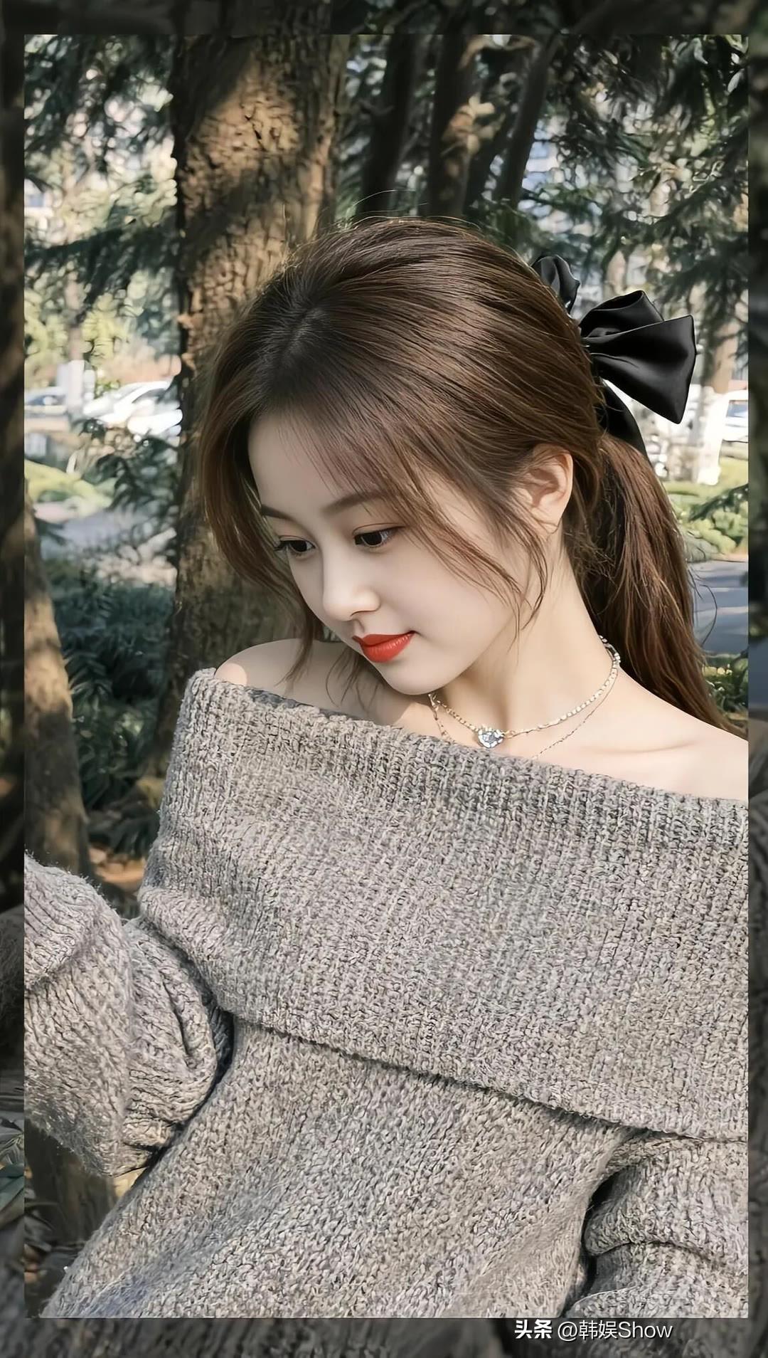 温柔甜美的午后，黑蝴蝶结发饰与灰色毛衣的完美搭配，尽显少女心。🌿💖漂亮小姐姐