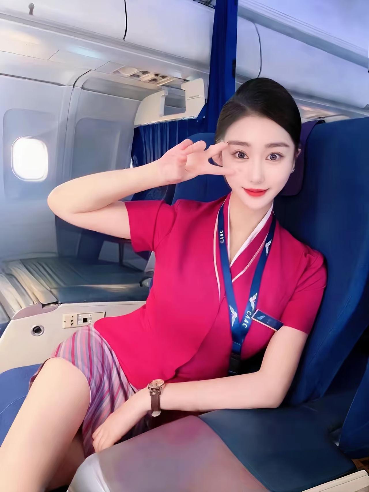 闺蜜的女儿非常漂亮，是一名空姐。
可今天聊天时她说女儿已经辞职了，
干了两年多，