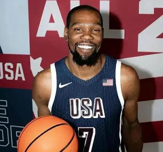 杜兰特不愧是FIBA真神

面对约基奇领衔的塞尔维亚队

替补仅打了16分20秒