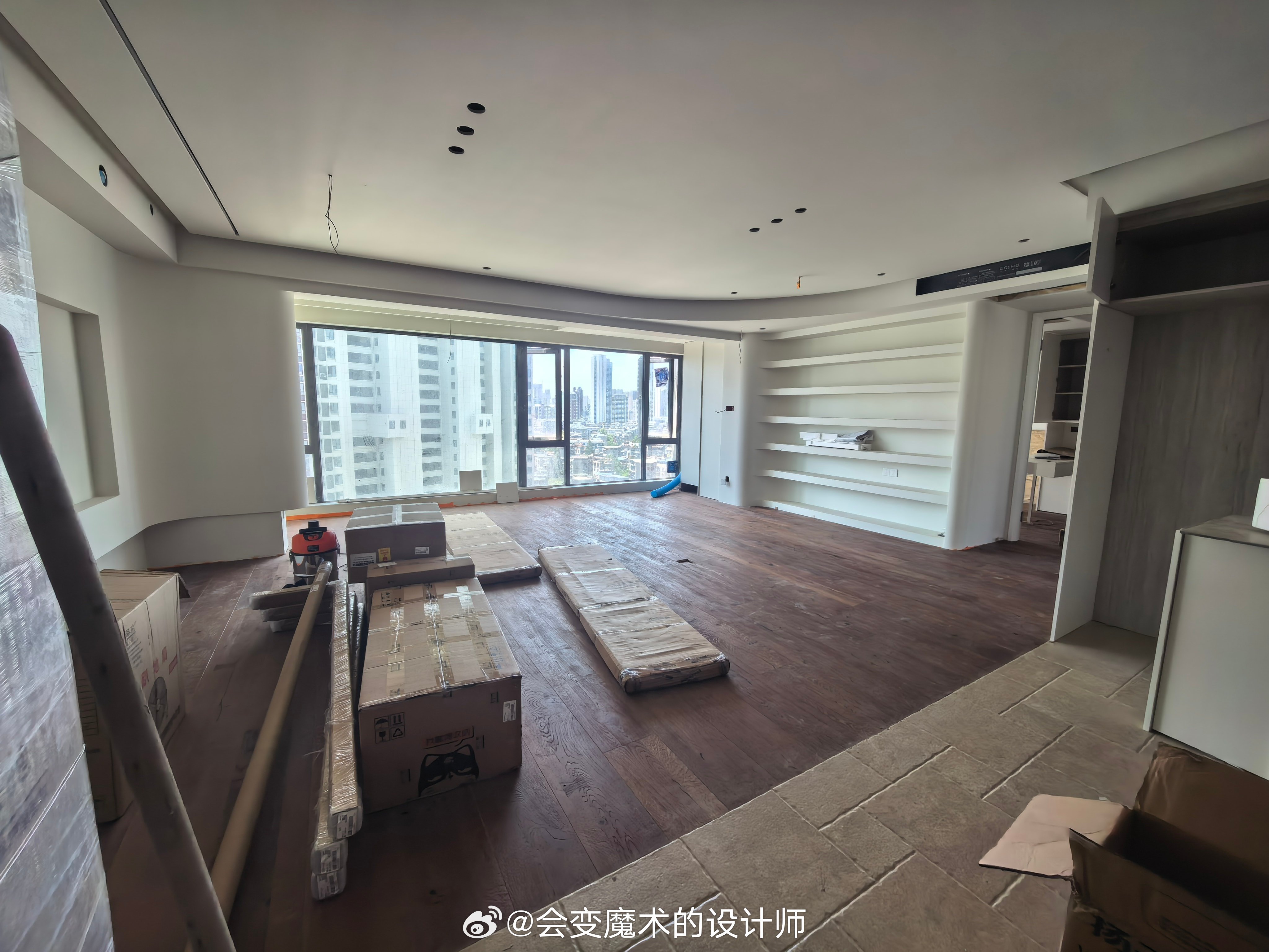 又进入软装搭配阶段看着尚未收尾的硬装半成品脑海里已经自动推演完整方案家具、织物、