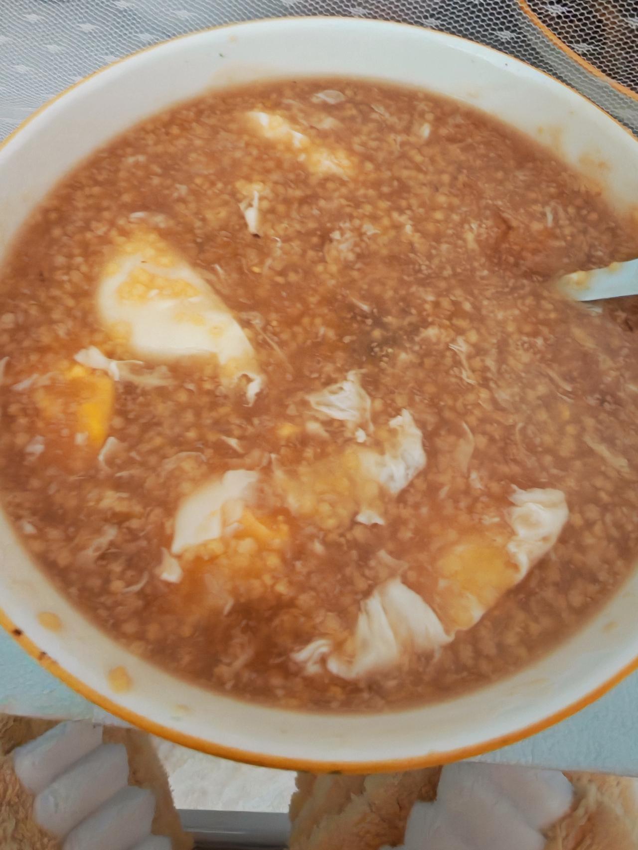 哈，月子期间的清淡饮食，小米粥+鸡蛋+红糖[笑哭]