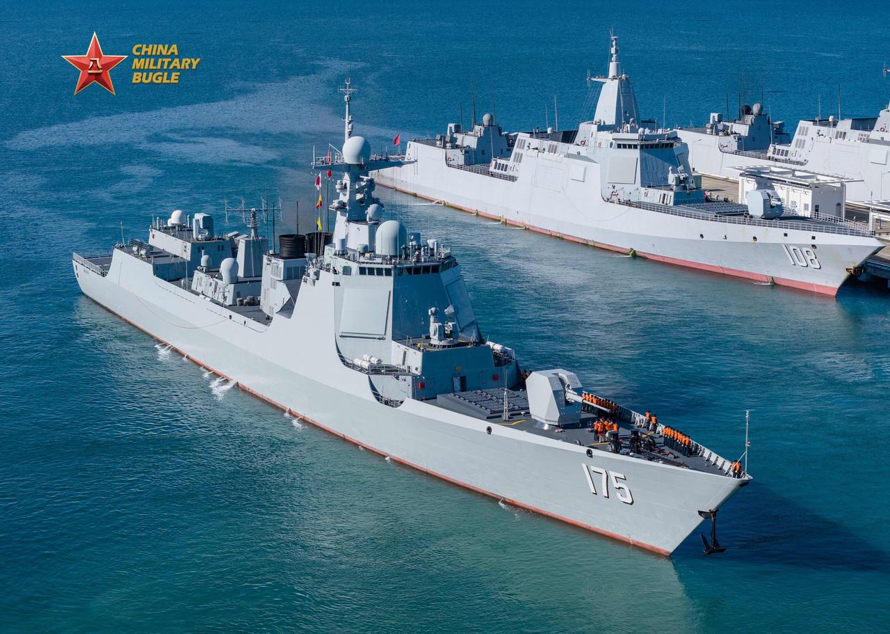 正在南海进行高强度、全天候编队演练的我国海军舰艇：055大驱大连舰（编号 105