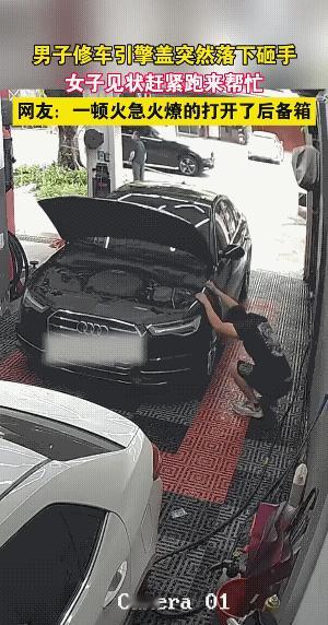 女子急得火燎火燎的，却把后备箱盖给打开了。
男子被前箱盖磕这一下，估计磕的不轻儿