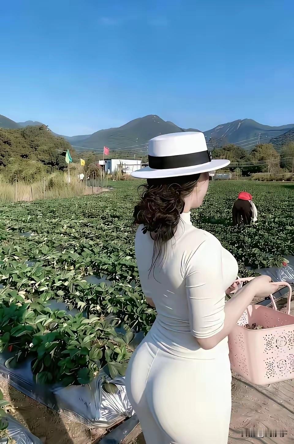 蓝天为幕，青山作衬，田园里的这套纯白穿搭也太戳人了！
高领修身的白色套装勾勒出温