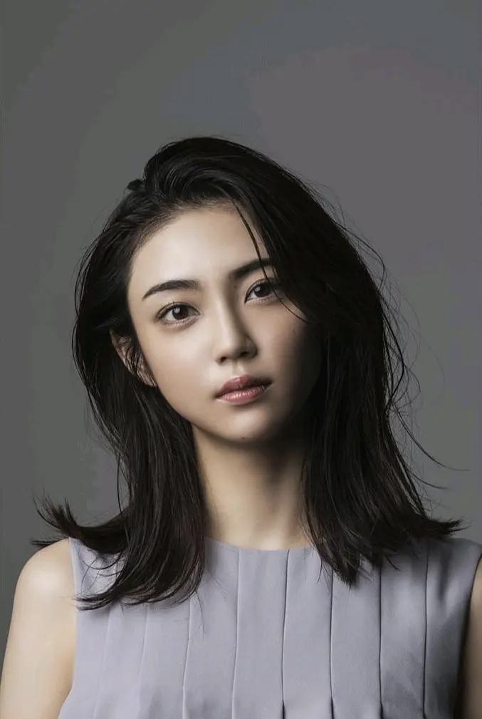 这姑娘看起来好温柔啊。落落大方赏心悦目什么样的女人算自然美 女生如何穿搭看起来时