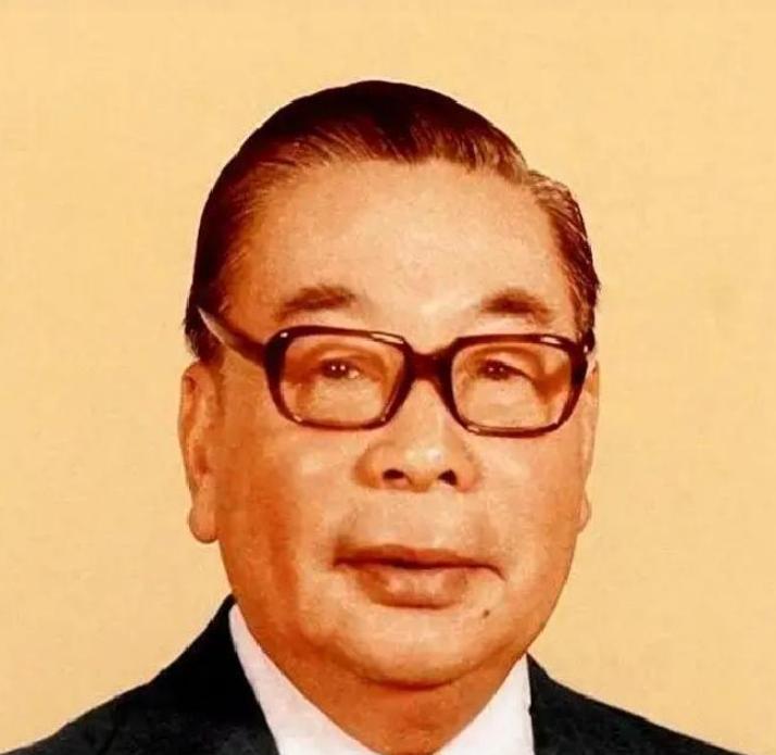 蒋经国的贴身副官翁元跟了他十年，晚年回忆，这位大人物每天下班回家，头一件事就是换