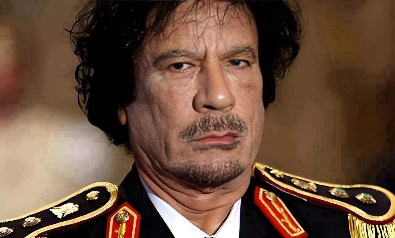 生在卡扎菲的“民众国”里，安稳是有的——只要你闭嘴；饭碗也是有的——只要你低头。